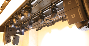 ステージ上部に設置されている照明設備の写真