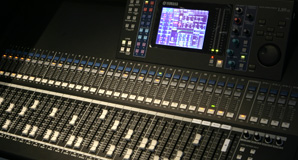 レコーディングスタジオを彷彿される音響コントロールパネル：音響PHOTO